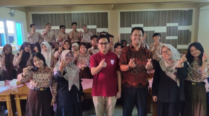 Usai kegiatan workshop riset pasar berbasis AI, ratusan siswa SMKS Antartika 2 Sidoarjo foto bersama. Kamis (2/7/2026). (Arvendo for JMR)