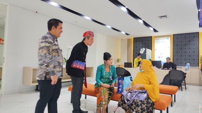 BRI Malang Marthadinata sapa dan berinteraksi langsung dengan nasabah di Banking Hall BRI Malang Marthadinata, Jumat (4/9/2026). (ADV)